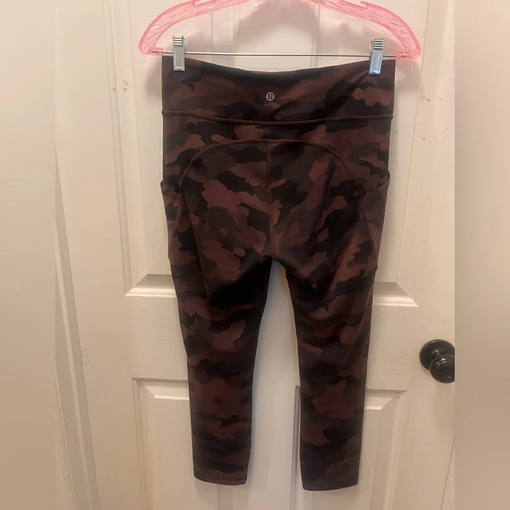 🍋 LIKE NEW Lululemon Invigorate HR Crop 23" - Camo Brown Earth Multi - Sz 8 - Picture 3 of 16